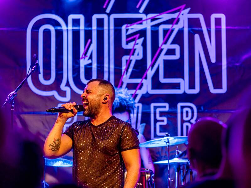 Sänger der Queen Tribute Band auf der Bühne