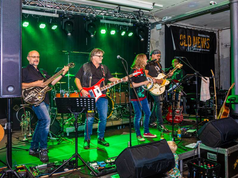Die Band Old News auf der Bühne in der Szene 64
